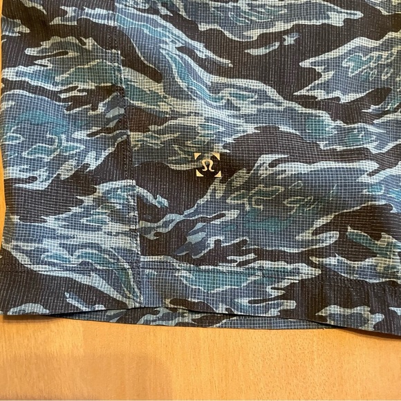 Lululemon T.H.E. Short Linerless 9" Short Tiger Camo Multi Blue - Picture 9 of 13